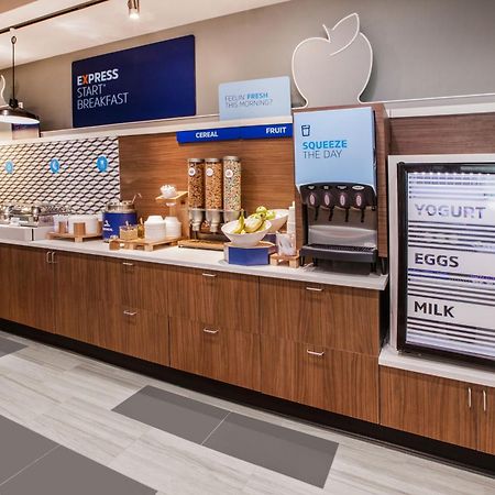 Holiday Inn Express & Suites - Toronto Airport South By Ihg מראה חיצוני תמונה