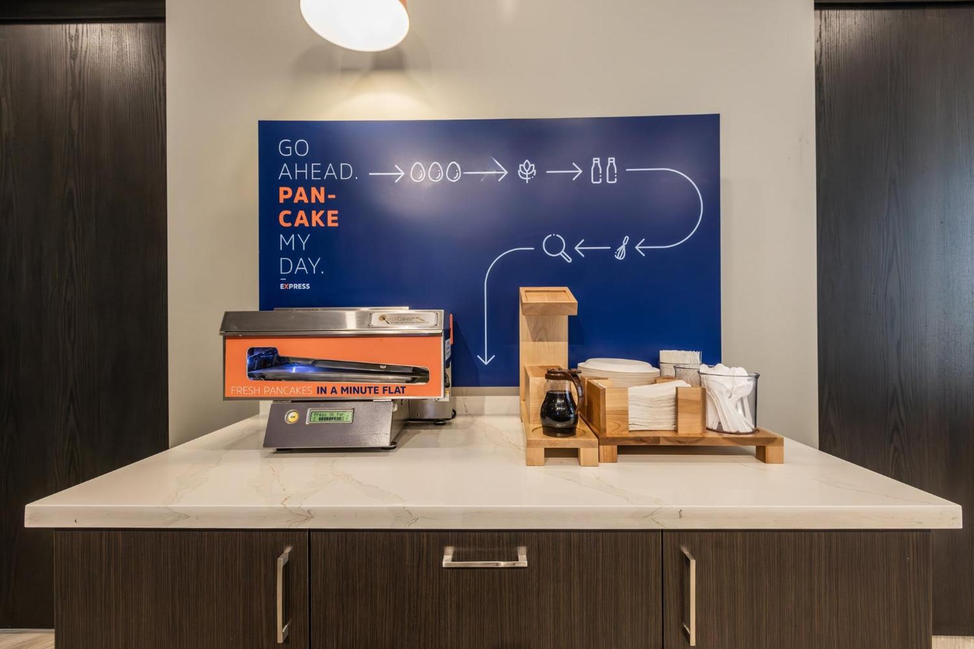 Holiday Inn Express & Suites - Toronto Airport South By Ihg מראה חיצוני תמונה