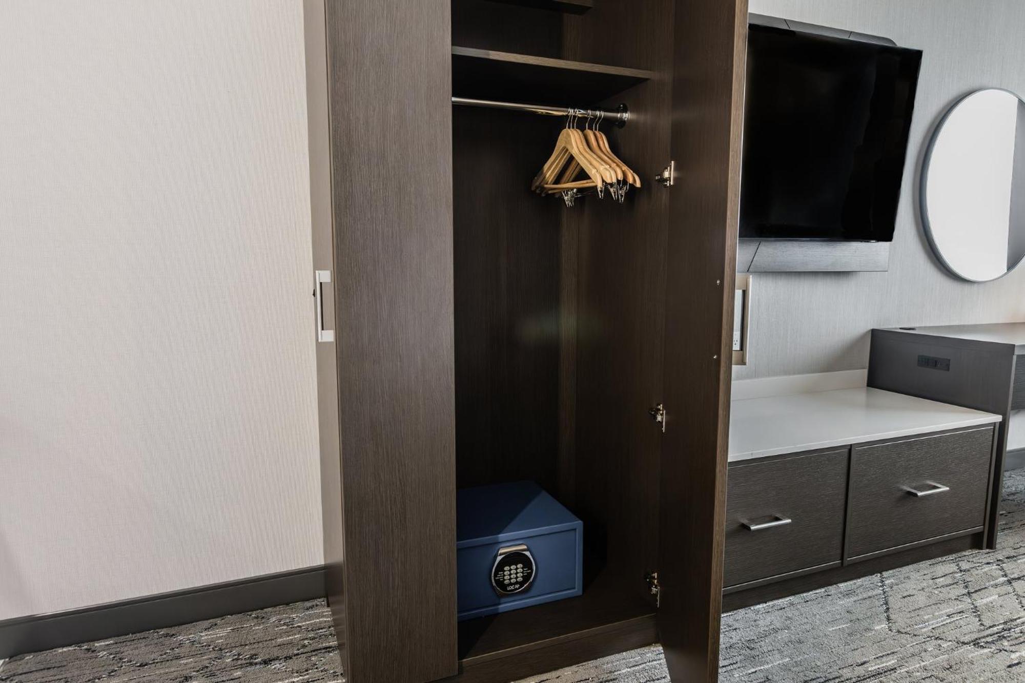 Holiday Inn Express & Suites - Toronto Airport South By Ihg מראה חיצוני תמונה